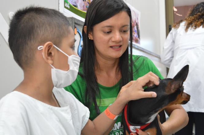 Usuários, acompanhantes e colaboradores do Hospital Regional do Baixo Amazonas, em Santarém, gerenciado pela Pró-Saúde, participam, até esta quinta-feira (18), da programação “Páscoa, o seu verdadeiro significado é o amor”. A intenção é amenizar a angústia dos pacientes e tornar o ambiente hospitalar mais acolhedor.

FOTO: ASCOM / HRBA
DATA: 17.04.2019
BELÉM - PARÁ <div class='credito_fotos'>Foto: Ascom HRBA   |   <a href='/midias/2019/originais/17f17621-0ca6-438d-bb7e-0f4d1270a285.jpg' download><i class='fa-solid fa-download'></i> Download</a></div>