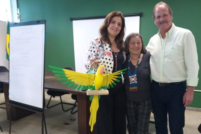 A artesã e técnica cultural Maria Luísa Nunes, de 61 anos, nunca imaginou que a arte de customizar roupas com remendos, que aprendeu ainda na infância com a sua avó, a levaria tão longe: do Quilombo Boca da Mata, no município de Salvaterra, região da Ilha do Marajó, para o maior evento de moda do país e o mais importante da América Latina: o São Paulo Fashion Week (SPFW). Ela foi convidada, pela organização do evento, para participar de um bate-papo e compartilhar a sua experiência e processo de criação de camisas customizadas por ela, com representação da mulher negra.

FOTO: IDEFLOR - BIO / DIVULGAÇÃO
DATA: 09.05.2019
SÃO PAULO - SP <div class='credito_fotos'>Foto: Ascom Ideflor-Bio   |   <a href='/midias/2019/originais/17fa762e-690e-4b71-b5da-dc875028fde1.jpg' download><i class='fa-solid fa-download'></i> Download</a></div>