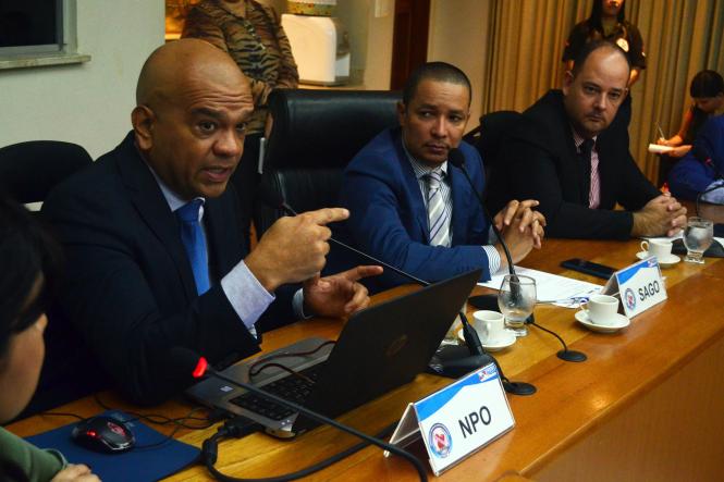 Para garantir a segurança e a tranquilidade dos torcedores do Remo e Paysandu, que jogam pelo Campeonato Paraense de Futebol (Parazão) no próximo domingo (17), foi estabelecido um esquema de ações em reunião nesta quarta-feira (13). As estratégias foram definidas entre a Secretaria de Estado de Segurança Pública e Defesa Social do Pará (Segup), órgãos da segurança estadual, municipal e Ministério Público do Estado (MPE).

FOTO: ELIELSON MODESTO / ASCOM SEGUP
DATA: 13.02.2019
BELÉM - PARÁ <div class='credito_fotos'>Foto: Elielson Modesto / Ascom Segup   |   <a href='/midias/2019/originais/18084f2b-17d3-4de6-a631-cfbc59000d6b.jpg' download><i class='fa-solid fa-download'></i> Download</a></div>