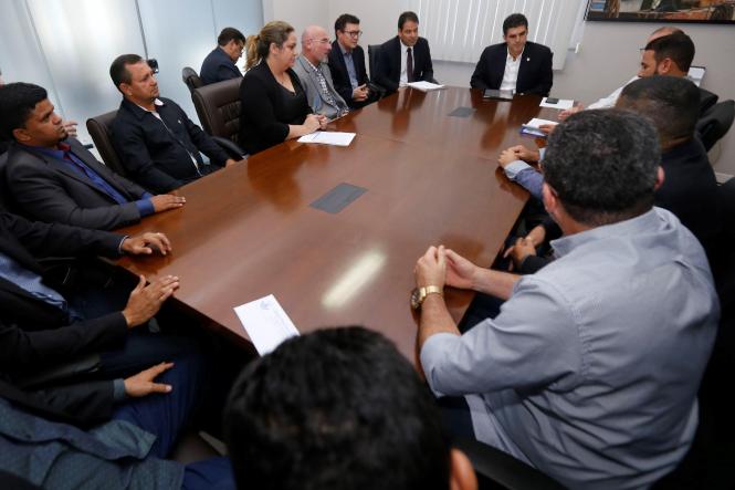 “A questão da água em Viseu tem que estar entre as prioridades da Cosanpa”. Foi com essas palavras que o governador do estado do Pará, Helder Barbalho, iniciou o debate sobre o abastecimento de água no município do nordeste paraense, na reunião realizada hoje à tarde (14), no Palácio dos Despachos.

FOTO: MARCELO SEABRA / AGÊNCIA PARÁ
DATA: 14.03.2019
BELÉM - PARÁ <div class='credito_fotos'>Foto: Marcelo Seabra / Ag. Pará   |   <a href='/midias/2019/originais/1824faa8-408d-452b-9b2a-39ab3198bee9.jpg' download><i class='fa-solid fa-download'></i> Download</a></div>