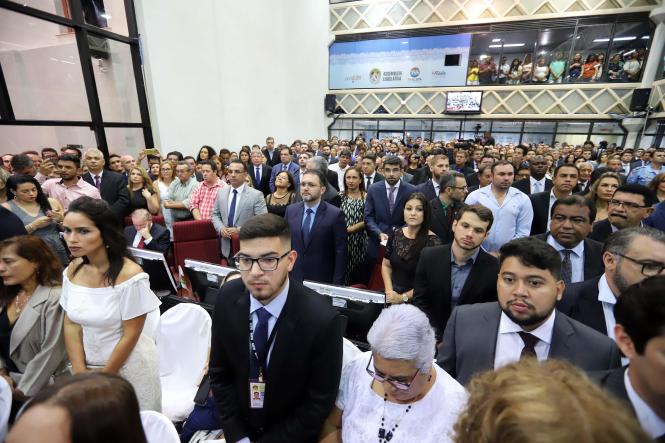 O governador Helder Barbalho prestigiou, na manhã desta sexta-feira (1°), a posse dos novos deputados estaduais do Pará, no plenário Newton Miranda, da Assembleia Legislativa do Estado (Alepa). Na ocasião, os parlamentares também elegeram a nova Mesa Diretora da Casa para um mandato de dois anos. O presidente será o deputado Daniel Barbosa Santos, mais conhecido como Dr. Daniel, sem partido no momento. A cerimônia foi conduzida pela deputada Cilene Couto, tendo como secretários os deputados Martinho Carmona e Miro Sanova.   

FOTO: MARCO SANTOS/AG. PARÁ
DATA: 01.02.2019
BELÉM - PARÁ <div class='credito_fotos'>Foto: Marco Santos / Ag. Pará   |   <a href='/midias/2019/originais/184b87d3-044a-4028-bdb9-eb0e9029a9df.jpg' download><i class='fa-solid fa-download'></i> Download</a></div>