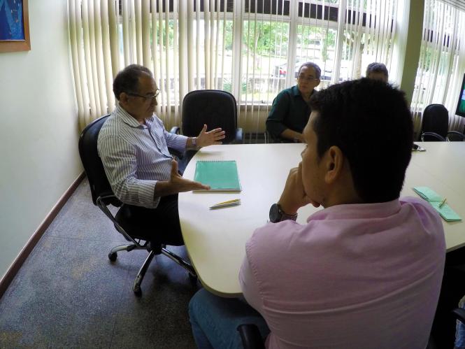 Buscando alcançar mais excelência na produção cacaueira do Pará, a Secretaria de Desenvolvimento Agropecuário e da Pesca (Sedap) e a Comissão Executiva do Plano da Lavoura Cacaueira (Ceplac) pretendem firmar parcerias com instituições e prefeituras que possam disponibilizar técnicos a serem capacitados para assistir os produtores. A falta de pessoal qualificado é hoje o maior entrave da cacauicultura paraense, uma vez que a Ceplac só dispõe de 46 técnicos para todo o Estado.

FOTO: ASCOM / SEDAP
DATA: 26.03.2019
BELÉM - PARÁ <div class='credito_fotos'>Foto: Ascom Sedap   |   <a href='/midias/2019/originais/184e20cc-d2c2-495b-89b5-eb317877dc62.jpg' download><i class='fa-solid fa-download'></i> Download</a></div>