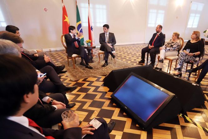 O governador do Estado, Helder Barbalho, e o vice, Lúcio Vale, receberam o presidente da Câmara de Comércio e Indústria Brasil-China, Charles Tang no início da tarde desta segunda-feira (22), no Palácio do Governo, em Belém. O representante chinês apresentou ao chefe do Executivo estadual as oportunidades de investimentos que o país pode fazer no Pará, em áreas como infraestrutura, saneamento básico e mineração.

FOTO: MARCO SANTOS / AGÊNCIA PARÁ
DATA: 22.04.2019
BELÉM - PARÁ <div class='credito_fotos'>Foto: Marco Santos / Ag. Pará   |   <a href='/midias/2019/originais/18641061-6d79-43f1-861c-d2180a8c539f.jpg' download><i class='fa-solid fa-download'></i> Download</a></div>