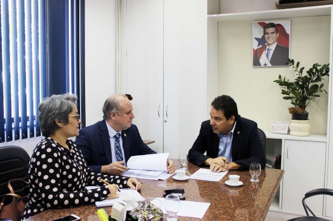 Foi realizada nesta terça-feira (23), a assembleia geral para aprovação do Balanço Patrimonial 2018 da Companhia de Saneamento do Pará (Cosanpa). Além do presidente da companhia, Márcio Coelho, participaram do ato formal o coordenador do Núcleo de Relacionamento com Municípios e Entidades de Classe (Nurmec), da Casa Civil, Josenir Nascimento, e a assessora técnica Cristiany Borges, também da Casa Civil.

FOTO: ASCOM / COSANPA
DATA: 23.04.2019
BELÉM - PARÁ <div class='credito_fotos'>Foto: ASCOM / COSANPA   |   <a href='/midias/2019/originais/187564c2-e603-4fa7-a609-ce6875cf5842.jpg' download><i class='fa-solid fa-download'></i> Download</a></div>