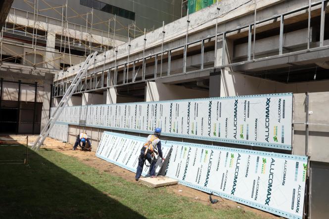 O governador Helder Barbalho vistoriou, nesta sexta-feira (25), as obras do Hospital Regional de Castanhal (HRC), e constatou que já foram investidos R$ 122 milhões em 60% da obra, mas que ainda faltam mais R$ 54 milhões para sua conclusão. Além disso, não foi comprado nenhum equipamento nem incluída previsão orçamentária para essa aquisição, que exigirá um investimento aproximado de R$ 50 milhões.

FOTO: MARCO SANTOS
DATA: 25.01.2019
CASTANHAL - PARÁ <div class='credito_fotos'>Foto: MARCO SANTOS   |   <a href='/midias/2019/originais/18b0b1a8-7409-45e0-a1e7-3fc32303d48e.jpg' download><i class='fa-solid fa-download'></i> Download</a></div>