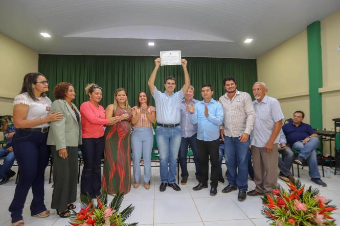 O governador do Pará, Helder Barbalho, e o vice-governador, Lúcio Vale, entregaram, no final da manhã deste sábado (16), 261 títulos de terra para produtores rurais de 18 municípios da região nordeste do Estado, reunidos na cidade de Moju. A solenidade ocorreu no Auditório Municipal Lourival Cristo, no Centro, na presença da prefeita Nilma Lima, vereadores, secretários de Estado, deputados estaduais, federais, e da população mojuense. 

FOTO: MARCO SANTOA / AGÊNCIA PARÁ
DATA: 16.03.2019
MOJU - PA <div class='credito_fotos'>Foto: Marco Santos / Ag. Pará   |   <a href='/midias/2019/originais/18bcf7be-0598-4ce5-b13e-51d70dee9869.jpg' download><i class='fa-solid fa-download'></i> Download</a></div>