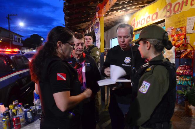 Com objetivo de coibir irregularidades e prevenir crimes e a violência durante o período do carnaval foi deflagrada, nesta terça-feira (5), no distrito de Outeiro, em Belém, a operação Pacificação, que consiste na vistoria de estabelecimentos que desempenham atividade comercial, como bares, lanchonetes, restaurantes, depósitos de bebidas, entre outros. Durante a fiscalização 11 bares foram autuados.
Na foto Jivago Ferreira

FOTO: ASCOM / ELIELSON MODESRO
DATA: 06.03.2019
OUTEIRO - PA <div class='credito_fotos'>Foto: Elielson Modesto / Ascom Segup   |   <a href='/midias/2019/originais/18f59898-6f20-4061-9868-7b704c6029a1.jpg' download><i class='fa-solid fa-download'></i> Download</a></div>