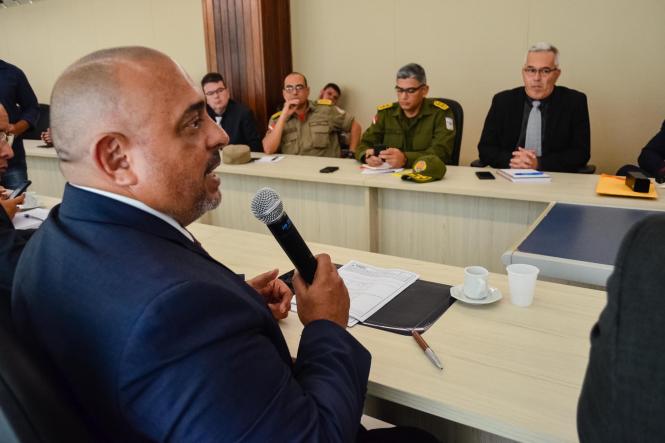 Os gestores dos órgãos integrados de segurança pública apresentaram na tarde desta quarta-feira (13), na Assembleia Legislativa do Pará (Alepa), as ações dos dois primeiros meses do Governo Helder Barbalho na área de segurança pública, que neste período já resultaram na redução de crimes violentos no Pará. O titular da Segup, Ualame Machado, apresentou os números aos deputados Toni Cunha, presidente da Comissão de Segurança, e Delegado Caveira, vice-presidente; e aos demais membros, deputados Nilton Neves, Miro Sanova, Michele Begot, Paula Gomes; o deputado Francisco Melo Filho (Chicão), líder do governo na Alepa, e o deputado convidado Eliel Faustino.

FOTO: ELIELSON MODESTO / ASCOM SEGUP
DATA: 13.03.2019
BELÉM - PA <div class='credito_fotos'>Foto: Elielson Modesto / Ascom Segup   |   <a href='/midias/2019/originais/190b07ab-a5f1-478f-9ffc-45fa38dba1db.jpg' download><i class='fa-solid fa-download'></i> Download</a></div>