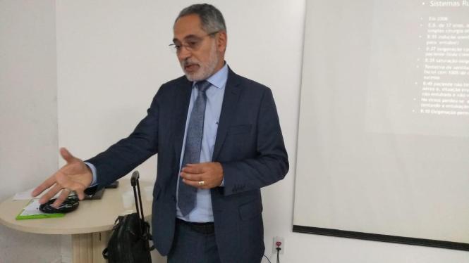 A oficina foi ministrada pelo Dr José Ribamar Branco, que é médico infectologista, fundador e diretor executivo do Instituto Brasileiro de Segurança do Paciente (IBSP).

FOTO: ASCOM / HJB
DATA: 17.04.2019
BELÉM - PARÁ <div class='credito_fotos'>Foto: ASCOM HJB   |   <a href='/midias/2019/originais/19127b57-04c9-40ea-ac37-aa2f2ad33b77.jpg' download><i class='fa-solid fa-download'></i> Download</a></div>