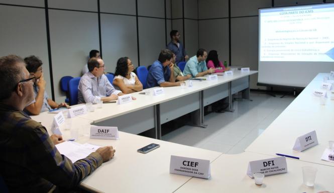 A primeira reunião do grupo cota-parte, formado por representantes da Secretaria de Estado da Fazenda (Sefa) e das associações de municípios paraenses foi realizada nesta sexta-feira (15), na sede do órgão. A equipe apura os índices de partição dos recursos relativos a 25% da arrecadação do Imposto sobre Operações relativas à Circulação de Mercadorias, e sobre Prestação de Serviços de Transporte Interestadual e Intermunicipal e de Comunicação (ICMS), que pertencem aos municípios, que irá vigorar em 2020.


FOTO: ASCOM / SEFA
DATA 15.02.2019
BELÉM - PARÁ <div class='credito_fotos'>Foto: Ascom Sefa   |   <a href='/midias/2019/originais/1923636d-ad35-49d8-ad24-48099089b291.jpg' download><i class='fa-solid fa-download'></i> Download</a></div>