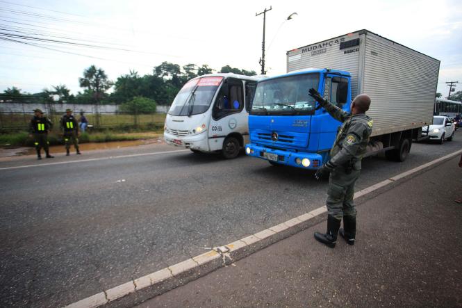 As obras de requalificação da BR-316 para melhorias da rodovia já estão a todo vapor. Por conta disso, o Governo do Estado vem adotando medidas para diminuir o transtorno causado à população que utiliza o perímetro diariamente. Uma das ações foi a restrição do tráfego de caminhões entre os quilômetros 0 e 18, nos horários de 7h às 10h e 17h às 21h, período de maior fluxo de veículos no local. A mudança passou a valer nesta sexta-feira (1º). 

FOTO: MAYCON NUNES/AG. PARÁ
DATA: 01.02.2019
BELÉM - PARÁ <div class='credito_fotos'>Foto: Maycon Nunes / Ag. Pará   |   <a href='/midias/2019/originais/1935ac80-6f4f-4a83-bf73-e475c166b113.jpg' download><i class='fa-solid fa-download'></i> Download</a></div>
