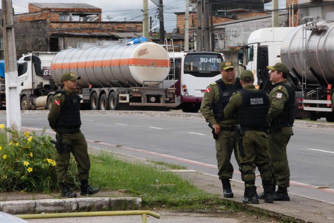 O governo do Estado, juntamente com os órgãos responsáveis, vêm discutindo medidas e realizando ações para diminuir os transtornos causados pelo fechamento da PA-483, após a queda de parte da ponte do Rio Moju, na Alça Viária, no último sábado (6). As ações buscam, principalmente, segurança e diminuição no tempo de espera, já que o fluxo de veículos e passageiros nos portos de Belém aumentou expressivamente, em busca de transporte para travessia.

FOTO: WAGNES SANTANA / AGÊNCIA PARÁ
DATA: 10.04.2019
BELÉM - PARÁ <div class='credito_fotos'>Foto: Wagner Santana / Ag. Pará   |   <a href='/midias/2019/originais/19528614-ab7f-4a31-a710-d8e6520b36b0.jpg' download><i class='fa-solid fa-download'></i> Download</a></div>