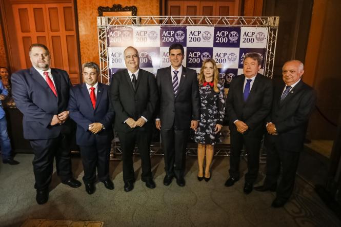 Não há como vencer os desafios relacionados à geração de emprego e renda em um Estado tão vasto sem uma forte parceria entre o ente público e o ente privado. Foi dessa forma que o governador Helder Barbalho destacou a importância da Associação Comercial do Pará (ACP), que comemorou nesta quinta-feira (11), a marca de 200 anos de existência, a segunda associação comercial mais antiga de todo o Brasil. A programação no Theatro da Paz reuniu empresários e autoridades para uma noite de muitas homenagens.

FOTO: MARCELO SEABRA / AGÊNCIA PARÁ
DATA: 12.04.2019
BELÉM - PA <div class='credito_fotos'>Foto: Marcelo Seabra / Ag. Pará   |   <a href='/midias/2019/originais/195c116a-c079-42de-9940-f8ecf056df87.jpg' download><i class='fa-solid fa-download'></i> Download</a></div>