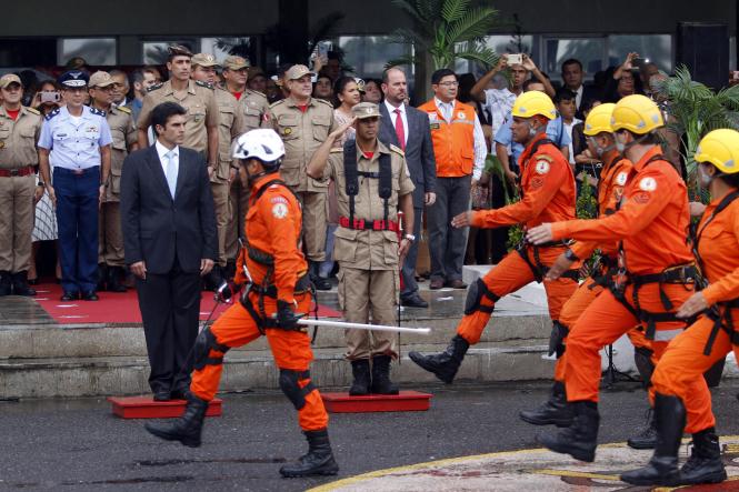 O governador Helder Barbalho empossou, na tarde desta sexta-feira (11), em Belém, o novo comandante-geral do Corpo de Bombeiros do Pará, Coronel QOBM Hayman Apolo Gomes de Souza, que também assumiu a coordenação da Defesa Civil Estadual. Até então, o Coronel Hayman – que tem 49 anos de idade e 26 anos de serviços prestados ao Corpo de Bombeiros – exercia a função de diretor de serviços técnicos da corporação.  

FOTO: THIAGO GOMES/ AG. PARÁ
DATA: 12.01.2019
BELÉM - PARÁ <div class='credito_fotos'>Foto: Thiago Gomes /Ag. Pará   |   <a href='/midias/2019/originais/1961ba29-a73a-4d9b-a67b-c349a02ba860.jpg' download><i class='fa-solid fa-download'></i> Download</a></div>