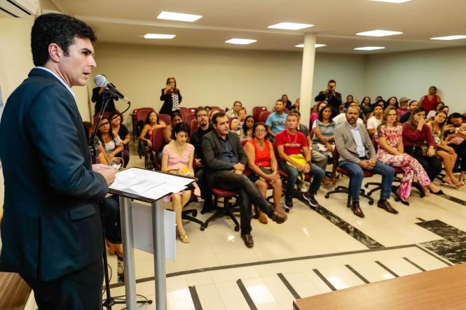 Quinze famílias, vítimas de incêndios em Belém, receberam das mãos do governador Helder Barbalho Cheques Moradia nesta quinta-feira (21). As famílias são oriundas dos bairros do Jurunas, Val-de-Cans, Guamá e Telegrafo. Além das 15 famílias, mais dois idosos, que estão com moradia com risco de desabamento, também receberam o benefício.

FOTO: MARCELO SEABRA / AGÊNCIA PARÁ
DATA: 21.02.2019
BELÉM - PA <div class='credito_fotos'>Foto: Marcelo Seabra / Ag. Pará   |   <a href='/midias/2019/originais/196356c6-9a74-408b-a920-e39cace51f94.jpg' download><i class='fa-solid fa-download'></i> Download</a></div>