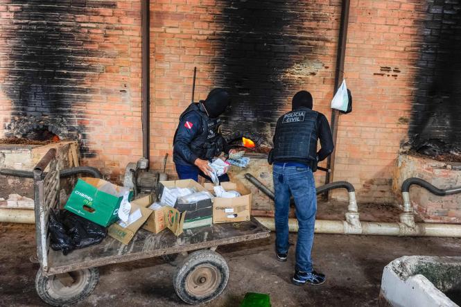 A Polícia Civil do Pará incinerou, na manhã desta segunda-feira (11), cerca de uma tonelada de drogas, dentre elas maconha, cocaína e derivados. A incineração foi realizada em uma indústria de cerâmica, localizada em Marituba, região metropolitana de Belém, após autorização judicial. Segundo o delegado Augusto Potiguar, diretor da Divisão Estadual de Narcóticos (Danarc), a maior parte das drogas foi apreendida no início deste ano e outra parte no primeiro semestre do ano passado, como resultado de operações policiais de combate ao tráfico de drogas. A incineração contou com as presenças de representantes do Ministério Público do Estado e Vigilância Sanitária.

FOTO: ASCOM / POLÍCIA CIVIL
DATA: 11.03.2019
BELÉM - PA <div class='credito_fotos'>Foto: Ascom / Polícia Civil   |   <a href='/midias/2019/originais/196fbc73-81fe-4aed-97de-f3c43c39a294.jpg' download><i class='fa-solid fa-download'></i> Download</a></div>
