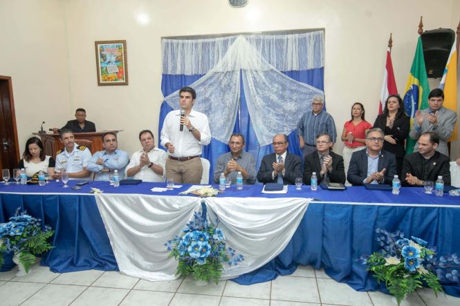 Na manhã desta terça-feira (30), o governador do Estado do Pará, Helder Barbalho, esteve no município de Ponta de Pedras, no Marajó, para participar da programação de aniversário dos 141 anos do município. Durante a visita, foi inaugurada a revitalização e ampliação do Mercado Municipal, foi assinado o convênio para a reforma e ampliação do hospital Municipal que tem o valor total de R$1.247.628,28 e o chefe do poder e executivo e outras autoridades receberam o título de cidadão Ponta Pedrense pelos serviços prestados ao município.

FOTO: MARCO SANTOS / AGÊNCIA PARÁ
DATA: 30.04.2019
PONTA DE PEDRAS - PARÁ <div class='credito_fotos'>Foto: Marco Santos / Ag. Pará   |   <a href='/midias/2019/originais/1991557a-50a3-4300-9755-4616c5fd3fdf.jpg' download><i class='fa-solid fa-download'></i> Download</a></div>