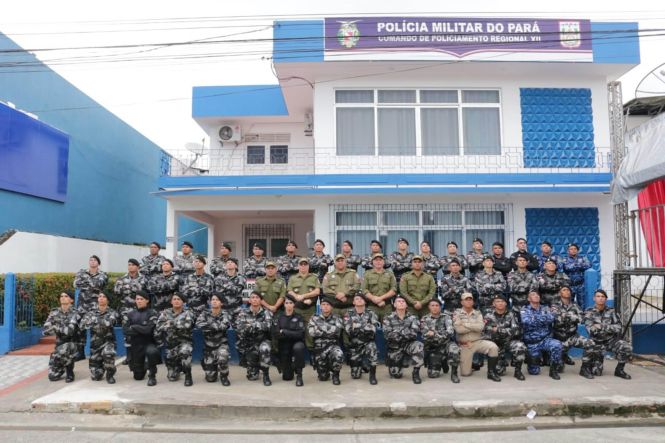 O Comando de Policiamento Regional XII da Polícia Militar, com sede no município de Breves, no arquipélago do Marajó, realizou nesta terça-feira (7) a solenidade de formatura do Curso de Táticas Operacionais. O evento teve a presença do comandante-geral da PM, coronel José Dilson Melo de Souza Júnior, entre outras autoridades civis e militares.

FOTO: ASCOM / POLÍCIA MILITAR
DATA: 07.05.2019
BREVES - PARÁ <div class='credito_fotos'>Foto: ASCOM / PMPA   |   <a href='/midias/2019/originais/19c65a33-b0c2-4539-be61-3815080820c0.jpg' download><i class='fa-solid fa-download'></i> Download</a></div>