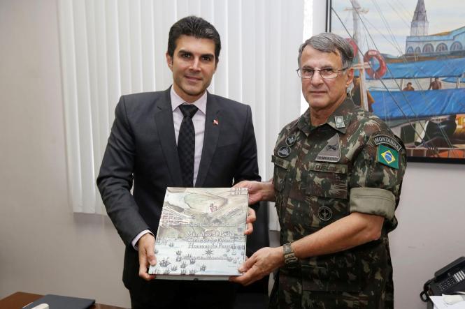 Em visita aos Estados brasileiros, o comandante geral do Exército, general Edson Leal Pujol, esteve, na tarde desta segunda-feira (08), em Belém, no Palácio do Governo, para um encontro com o governador do Estado, Helder Barbalho. Pujol se solidarizou com o povo paraense, por conta do sinistro ocorrido no último sábado (06), na ponte sobre o rio Moju, nordeste paraense, e colocou o Exército brasileiro à disposição do Governo do Estado, caso seja necessário.

FOTO: MARCELO SEABRA / AGÊNCIA PARÁ
DATA: 08.04.2019
BELÉM - PA <div class='credito_fotos'>Foto: Marcelo Seabra / Ag. Pará   |   <a href='/midias/2019/originais/19c9b0b5-701e-40ef-af3a-50781c26bbbb.jpg' download><i class='fa-solid fa-download'></i> Download</a></div>