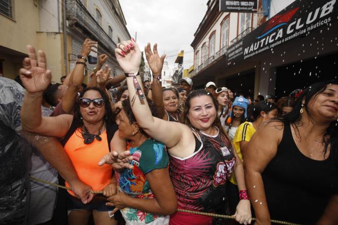Os foliões vêm lotando as ruas da Cidade Velha ao longo dos últimos finais de semana do pré-carnaval, em Belém. Milhares de pessoas se encontram no corredor da folia na avenida Doutor Assis, local por onde passam as dezenas de blocos. Mas para que os participantes tenham momentos de entretenimento sem nenhum tipo de risco, foi montado um forte esquema de segurança para garantir a paz dos festejos.

FOTO: FERNANDO ARAÚJO / AGÊNCIA PARÁ
DATA: 10.02.2019
BELÉM - PARÁ <div class='credito_fotos'>Foto: Fernando Araújo / agência Pará   |   <a href='/midias/2019/originais/19df899c-4640-4494-88e2-817c5ce6479e.jpg' download><i class='fa-solid fa-download'></i> Download</a></div>