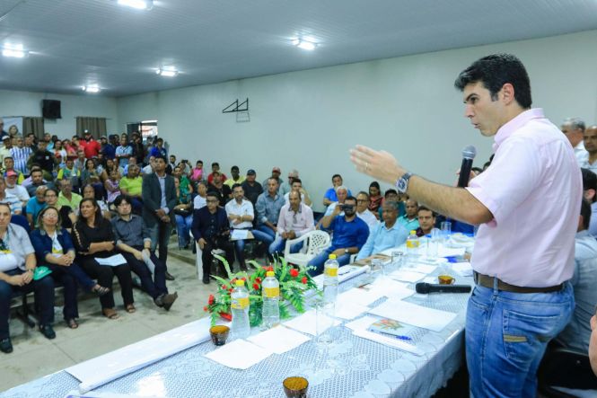 O governador Hélder Barbalho visitou nesta sexta (24), a cidade de Floresta do Araguaia, no Sul do Pará, que está sediando, de 23/05 a 26/05, a 26° edição do Festival do Abacaxi, festa tradicional da região. O município é o maior produtor de abacaxi do país, com uma safra aproximada de 350 milhões de frutos por ano, segundo dados da Empresa de Assistência Técnica e Extensão Rural do Estado do Pará (Emater).

FOTO: JADER PAES / AGÊNCIA PARÁ
DATA: 24.05.2019
FLORESTA DO ARAGUAIA - PARÁ <div class='credito_fotos'>Foto: JADER PAES / AG. PARÁ   |   <a href='/midias/2019/originais/1a16bde6-76a3-4f41-a969-e0ae720eea8e.jpg' download><i class='fa-solid fa-download'></i> Download</a></div>