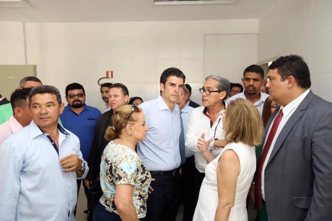 Na manhã desta quarta-feira (9), o governador do Estado, Helder Barbalho, esteve em Abaetetuba, nordeste paraense, onde realizou visita técnica às instalações do Hospital Municipal Santa Rosa. Helder vistoriou as obras que, segundo a prefeitura municipal, não foram concluídas pelo governo anterior.

FOTO: MARCO SANTOS / AG. PARÁ
DATA: 09.01.2019
ABAETETUBA - PARÁ <div class='credito_fotos'>Foto: Marco Santos / Ag. Pará   |   <a href='/midias/2019/originais/1a5153c6-2652-424b-909c-3b98a5adb97a.jpg' download><i class='fa-solid fa-download'></i> Download</a></div>