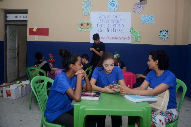 O Tribunal Regional do Trabalho da 8ª região (TRT8) iniciou, nesta quarta-feira (8) uma ação de combate ao trabalho infantil por meio da leitura, visando criar no aluno o hábito de ler e fazendo com que o tempo fora da escola seja ocupado de forma positiva. Com o nome “A Coruja vai aos Bairros”, o projeto vai ser implantado em Escolas Estaduais, Municipais e Comunidades Carentes da Região Metropolitana de Belém.

FOTO: ELISEU DIAS / ASCOM SEDUC
DATA: 09.05.2019
BELÉM - PARÁ <div class='credito_fotos'>Foto: Eliseu Dias / Ascom Seduc   |   <a href='/midias/2019/originais/1a5b9fe6-dc51-42f4-86f6-d13ef4c3246b.jpg' download><i class='fa-solid fa-download'></i> Download</a></div>