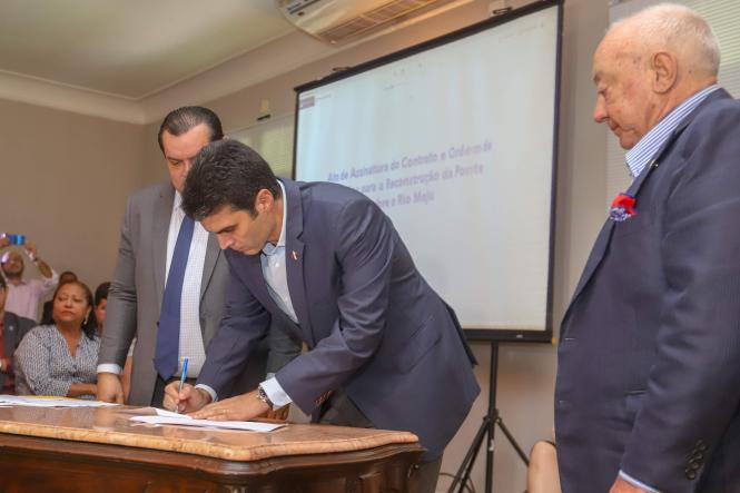 As obras de construção da nova ponte sobre o rio Moju iniciam em cinco dias. O anúncio foi feito pelo governador Helder Barbalho e pelo vice, Lúcio Vale, na manhã desta quarta-feira (17), durante coletiva de imprensa realizada no Palácio do Governo. Na ocasião, foi assinado o contrato com a empresa vencedora do processo emergencial aberto na última semana, com o objetivo de acelerar a execução de obras e serviços na região afetada pelo acidente ocorrido no dia 6 de abril, quando uma embarcação colidiu com a estrutura, que desabou.

FOTO: MARCO SANTOS / AGÊNCIA PARÁ
DATA: 17.04.2019
BELÉM - PA  <div class='credito_fotos'>Foto: Marco Santos / Ag. Pará   |   <a href='/midias/2019/originais/1a60e3c0-526f-4816-bc98-25cdd6e0db1c.jpg' download><i class='fa-solid fa-download'></i> Download</a></div>