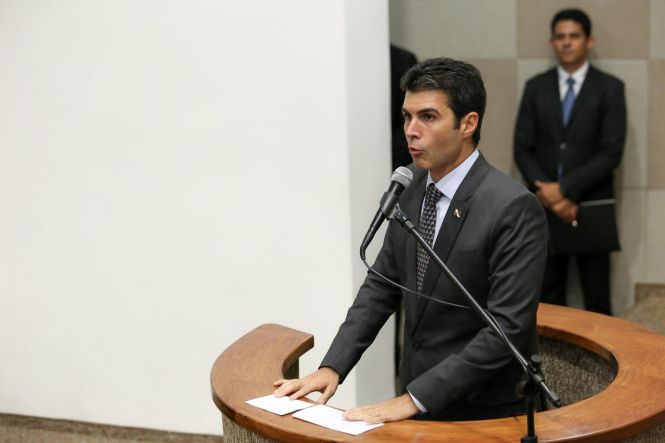 O município de Ananindeua, na região metropolitana de Belém, foi um dos cinco selecionados no Brasil para receber a implementação de um projeto piloto, realizado pelo Ministério da Justiça, na área da segurança pública e promoção social. O anúncio foi feito, na manhã desta quarta-feira (15), pelo governador Helder Barbalho, durante o lançamento do Programa Nacional de Enfrentamento à Criminalidade Violenta que acontece em Brasília (DF).

FOTO: JAILSON SAM / DIVULGAÇÃO
DATA: 15.05.2019
BRASÍLIA - DF <div class='credito_fotos'>Foto: Jailson Sam / Divulgação   |   <a href='/midias/2019/originais/1a9011ed-7998-4517-b899-c1ba49902af8.jpg' download><i class='fa-solid fa-download'></i> Download</a></div>