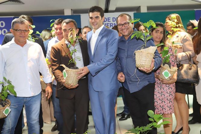 O Instituto de Desenvolvimento Florestal e da Biodiversidade do Estado do Pará (Ideflor-Bio) lançou, dentro da agenda de trabalho do “Governo Por Todo o Pará”, a Semana da Festa Anual das Árvores. No ato de instalação do governo itinerante, realizado no auditório da Universidade Federal do Oeste do Pará (Ufopa) na manhã desta quarta-feira (20), o Instituto entregou mudas de árvores às autoridades presentes. 

FOTO: MARCO SANTOS / AGÊNCIA PARÁ
DATA: 20.03.2019
SANTARÉM - PA <div class='credito_fotos'>Foto: Marco Santos / Ag. Pará   |   <a href='/midias/2019/originais/1abf66af-8bd3-434c-a3db-83def627ab24.jpg' download><i class='fa-solid fa-download'></i> Download</a></div>