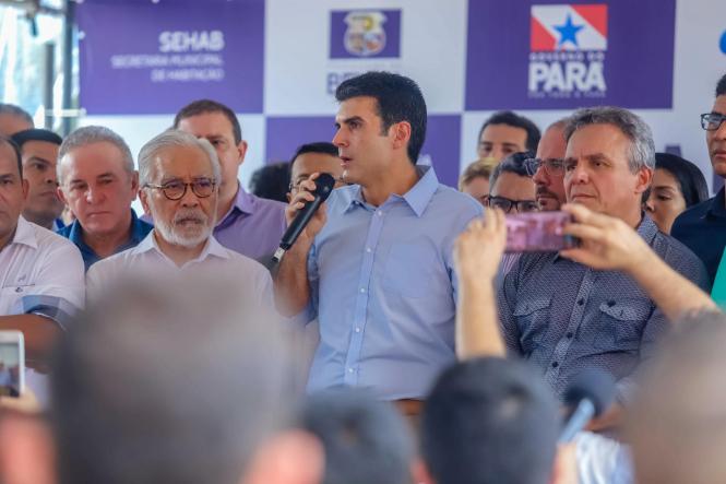 Na manhã desta sexta-feira (15), foi entregue à população o conjunto habitacional “Quinta dos Paricás”, no distrito de Icoaraci, em Belém. O governador do Estado, Helder Barbalho, o secretário nacional de habitação, Celso Toshiotmatsud e o prefeito municipal de Belém, Zenaldo Coutinho, estiveram presentes para fazer a entrega às famílias. Um empreendimento que teve um investimento de R$168 milhões de reais, todos do governo federal.

 FOTO: MARCO SANTOS / AGÊNCIA PARÁ
DATA: 15.03.2019
BELÉM - PA <div class='credito_fotos'>Foto: Marco Santos / Ag. Pará   |   <a href='/midias/2019/originais/1ba21d8f-f8e4-4074-a757-9d4122f86f14.jpg' download><i class='fa-solid fa-download'></i> Download</a></div>