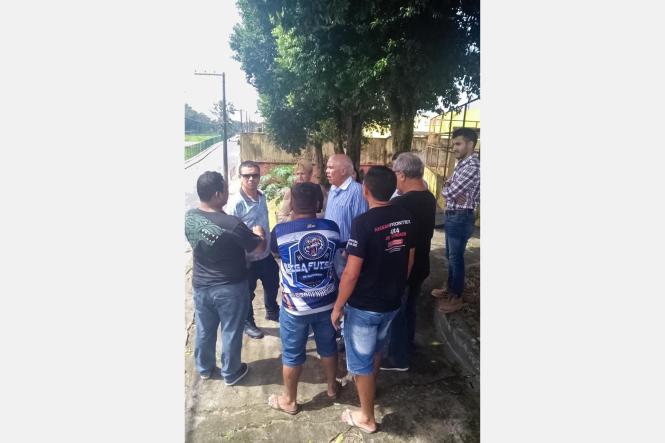 Há pelo menos 10 anos, cerca de 2 mil famílias da comunidade do Vareta, localizada no bairro da Guanabara, em Ananindeua, sofrem com a falta de saneamento básico e de pavimentação nas ruas que dão acesso à Avenida João Paulo II e a Rodovia BR-316. O governador do Estado, Helder Barbalho, recebeu as demandas um grupo de lideranças comunitárias do bairro no Palácio do Governo, em Belém, na semana passad e, nesta sexta-feira (15), diretores técnicos do Núcleo de Gerenciamento de Transporte Metropolitano (NGTM), estiveram na comunidade realizando o levantamento das prioridades daquela população.

FOTO: DIVULGAÇÃO
DATA: 15.03.2019
BELÉM - PA <div class='credito_fotos'>Foto: Divulgação   |   <a href='/midias/2019/originais/1ba34b5b-16ac-4de3-8b33-f37d13426a38.jpg' download><i class='fa-solid fa-download'></i> Download</a></div>