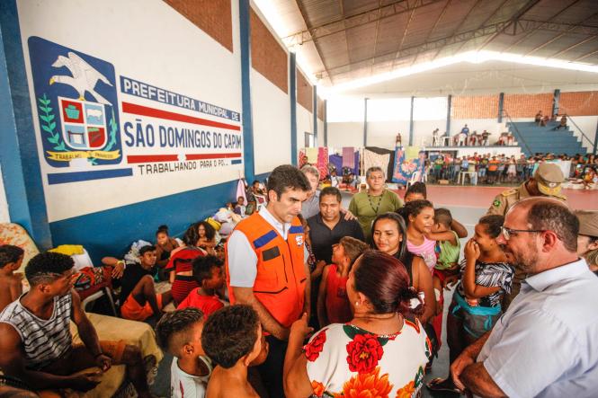 Depois de 4 dias na região oeste do Estado, em ações do Governo Por Todo o Pará, o governador Helder Barbalho fez questão de visitar neste domingo (24), os municípios de Paragominas e São Domingos do Capim, cidades do sudeste e nordeste do Estado, respectivamente, que sofreram prejuízos por conta das chuvas fortes e da maré alta.

FOTO: MAYCON NUNES - AG. PARÁ
DATA: 24.03.2019
SÃO DOMINGOS DO CAPIM - PARÁ <div class='credito_fotos'>Foto: Maycon Nunes / Ag. Pará   |   <a href='/midias/2019/originais/1bb2ea2c-09aa-4cef-b37c-7a099edbd74f.jpg' download><i class='fa-solid fa-download'></i> Download</a></div>