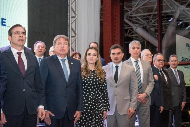 Empenho e esforço conjunto para facilitar e desburocratizar cada vez mais a atividade empreendedora no Estado do Pará rumo à total retomada da confiança na Economia. Esse foi o compromisso anunciado pela presidente da Junta Comercial do Estado do Pará (Jucepa), Cilene Sabino, em seu discurso de posse como presidente da Federação Nacional das Juntas Comerciais (Fenaju), em solenidade na noite desta quinta-feira (16). Além dela, foram empossados os vice-presidentes das demais regiões, secretário geral e conselho fiscal.

Fenaju - Cerimônia de posse da diretoria 2019-2020 - 

FOTO: Fernando Sette / Divulgação
DATA: 17.05.2019
BELÉM - PARÁ <div class='credito_fotos'>Foto: Fernando Sette / Divulgação   |   <a href='/midias/2019/originais/1bd83431-e082-4584-8e93-0cfc6a9f206d.jpg' download><i class='fa-solid fa-download'></i> Download</a></div>