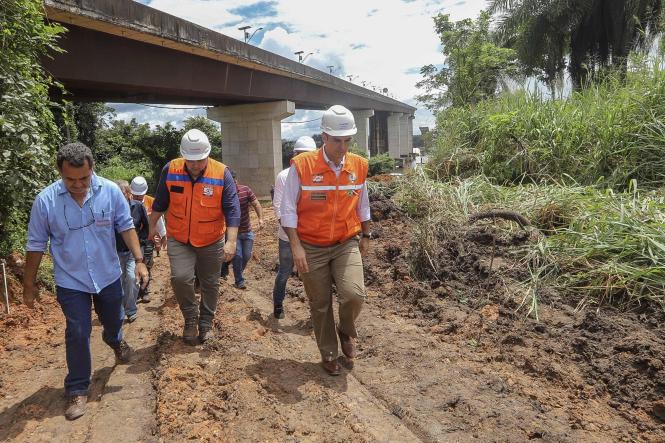 Cinco dias após a queda de parte da ponte do Rio Moju, na Alça Viária (Região Metropolitana de Belém), o governador Helder Barbalho visitou o local na manhã desta quinta-feira (11), para ver o andamento das ações realizadas e debater maneiras de executar, o mais rápido possível, as obras de retirada dos escombros e instalação de balsas no rio, que viabilizarão a travessia de veículos.

FOTO: MARCO SANTOS / AGÊNCIA PARÁ
DATA: 11.04.2019
MOJU - PA <div class='credito_fotos'>Foto: Marco Santos / Ag. Pará   |   <a href='/midias/2019/originais/1c20815c-d027-4713-9db2-1393ef10b967.jpg' download><i class='fa-solid fa-download'></i> Download</a></div>