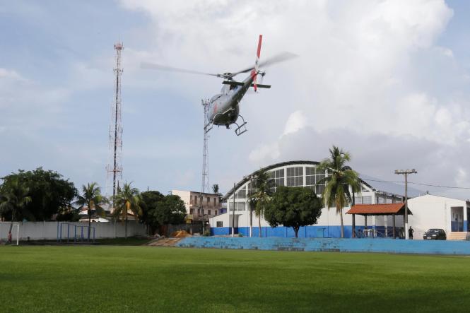 A agilidade do Grupamento Aéreo de Segurança Pública (Graesp) será determinante para a recuperação do menino Marielson Isaac dos Santos, de 4 anos, que sofreu, no fim da tarde de quarta-feira (20), um trauma na cabeça em um acidente doméstico, na Vila Gorete, no Rio Arapiuns, em Santarém, no oeste do Para. A mãe dele, Elizete Maria dos Santos, conta que o filho passou a noite toda com fortes dores na cabeça. A preocupação era grande porque não há transporte fluvial diariamente na comunidade onde moram.

FOTO: JADER PAES / AGÊNCIA PARÁ
DATA: 21.03.2019
SANTARÉM - PARÁ <div class='credito_fotos'>Foto: JADER PAES / AGÊNCIA PA   |   <a href='/midias/2019/originais/1c228634-309b-484f-91a7-6f22613c5ec0.jpg' download><i class='fa-solid fa-download'></i> Download</a></div>