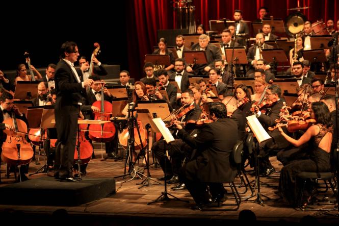 No próximo domingo (10), às 19h, a Orquestra Sinfônica do Theatro da Paz (OSTP) apresentará a primeira das nove sinfonias de Beethoven, com regência do maestro titular Miguel Campos Neto. O evento terá ainda a participação especial do pianista Fernando Calixto como solista do “Concerto para piano n. 2”, do compositor polonês-francês Frederic Chopin. A realização é do Governo do Estado do Pará, por meio da Secretaria de Estado de Cultura (Secult) em parceria com a Academia Paraense de Música (APM) e apoio da Fundação Amazônica de Música (FAM). A entrada é gratuita.

FOTO: CARLOS SODRÉ / ARQUIVO /AGÊNCIA PARÁ
DATA: 10.03.2019
BELÉM - PARÁ <div class='credito_fotos'>Foto: Arquivo Agência Pará   |   <a href='/midias/2019/originais/1c5d8809-445a-4c1a-995b-23acb49ade7e.jpg' download><i class='fa-solid fa-download'></i> Download</a></div>