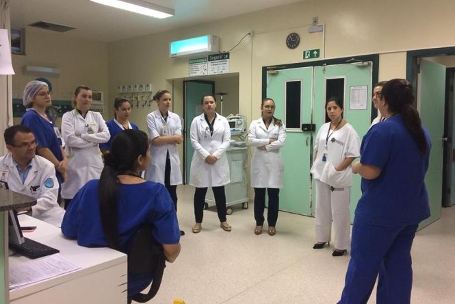 Um dos 119 integrantes do projeto "Melhorando a Segurança do Paciente em Larga Escala no Brasil", promovido pelo Ministério da Saúde, o Hospital Regional do Sudeste do Pará - Dr. Geraldo Veloso (HRSP), em Marabá (PA), recebe nesta semana a visita de enfermeiras do Hospital Moinhos de Vento, do Rio Grande do Sul (RS). 

FOTO: ASCOM / HRSP
DATA: 16.05.2019
MARABÁ - PARÁ <div class='credito_fotos'>Foto: ASCOM HRSP   |   <a href='/midias/2019/originais/1c5eb92e-8165-4cb7-912a-8c154a5790f2.jpg' download><i class='fa-solid fa-download'></i> Download</a></div>