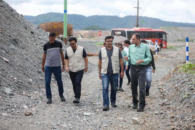 As informações coletadas durante as vistorias realizadas nas estruturas de contenção de rejeitos nas cidades de Canaã dos Carajás e de Juruti, serão encaminhadas para avaliação posterior do Grupo de Trabalho de Segurança e Estudo de Barragens (GT), criado pelo Governo do Estado e coordenado pela Secretaria de Estado de Meio Ambiente e Sustentabilidade (Semas). Em Canaã, a análise da mina de exploração de concentrado de cobre foi concluída nesta quinta (14).

FOTO: MAYCON NUNES /AGÊNCIA PARÁ
DATA: 14.03.2019
CANAÃ DOS CARAJÁS - PA <div class='credito_fotos'>Foto: Maycon Nunes / Ag. Pará   |   <a href='/midias/2019/originais/1c687d20-64d9-44d7-85d1-4560e95b6502.jpg' download><i class='fa-solid fa-download'></i> Download</a></div>