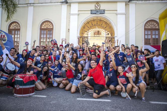 Em meio a batucadas, cores e brilhos, ficaram conhecidos os 3.650 aprovados no Processo Seletivo (Prosel) 2019 da Universidade do Estado do Pará (Uepa), na manhã desta sexta (25). No pátio da Reitoria, candidatos, pais, amigos e professores aguardavam ansiosos, junto às emissoras de rádio que fazem a leitura dos nomes.

FOTO: NAILANA THIELY / ASCOM UEPA
DATA: 25.01.2019
BELÉM - PARÁ <div class='credito_fotos'>Foto: Fernando Araújo/Ag. Pará   |   <a href='/midias/2019/originais/1c6fe837-a309-4850-b504-8f866ae61b6e.jpg' download><i class='fa-solid fa-download'></i> Download</a></div>