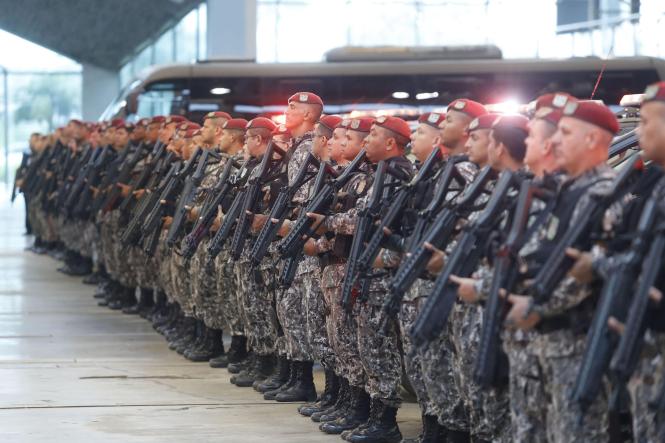 A partir desta segunda-feira (25), 200 agentes da Força Nacional já estão reforçando a segurança pública em cinco bairros de Belém (Guamá, Jurunas, Terra Firme, Cabanagem e Benguí), e em áreas críticas dos municípios de Ananindeua e Marituba. O pontapé inicial da operação “Nazaré” – uma homenagem à padroeira do Pará – foi dado no final da tarde pelo governador do Estado, Helder Barbalho, em cerimônia realizada no Hangar Centro de Convenções. De lá, as 44 viaturas da corporação seguiram para dar início às atividades ostensivas, a serem realizadas em parceria com o sistema estadual de segurança, pelo prazo inicial de 90 dias, que podem ser prorrogados por igual período, de acordo com a necessidade.

FOTO: MARCELO SEABRA / AGÊNCIA PARÁ
DATA: 25.03.2019
BELÉM - PA <div class='credito_fotos'>Foto: Marcelo Seabra / Ag. Pará   |   <a href='/midias/2019/originais/1c71635a-a698-4d94-88a8-77fed58ed9dc.jpg' download><i class='fa-solid fa-download'></i> Download</a></div>