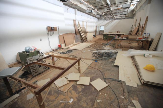 O Governador Helder barbalho realizou uma vistoria nas obras do Hospital Abelardo Santos (foto), em Icoaraci, na tarde desta quinta-feira (03). De acordo com Helder, após cinco anos de obras o que se constatou durante a visita é que há a necessidade de vários serviços que ainda precisam ser realizados. O Governador solicitou ainda à Auditoria Geral do Estado (AGE) uma revisão de mais de 170 milhões de reais em contratos que foram realizados para a construção do Hospítal. Segundo Helder Barbalho, pelo valor total dos contratos, o preço de construção de cada metro quadrado teria saído por mais de R$14,5 mil. “O metro quadrado mais caro do Brasil”, destacou Helder. Um segundo ponto que deve ser levado em conta, como explicou o governador à imprensa durante coletiva, é a contratação, por parte de governo anterior, de uma Organização Social (OS) para administrar o Abelardo Santos. “Esta OS já recebeu R$ 31 milhões de reais sem que o hospital esteja funcionando”. declarou o governador.

FOTO: THIAGO GOMES / AG. PARÁ
DATA: 03.01.2019
ICOARACI - PARÁ <div class='credito_fotos'>Foto: Thiago Gomes /Ag. Pará   |   <a href='/midias/2019/originais/1cb51239-1fc3-4651-ba5b-5c59e253a2a5.jpg' download><i class='fa-solid fa-download'></i> Download</a></div>