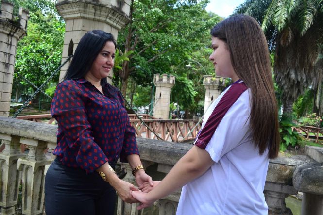 Mães das mais diversas Forças que integram a Secretaria de Estado de Segurança Pública do Pará (Segup) desenvolvem suas funções, sejam elas administrativas ou de caráter ostensivo e de repressão, contribuindo para uma sociedade de paz, para que não somente seus filhos, como também toda a população seja beneficiada. No dia a dia, salvando vidas, atuando com rigor no combate à violência, seja como Bombeiro, Policial Civil ou Militar, o que todas elas têm em comum é a felicidade em ser mãe. Dividir e complementar as tarefas de casa e do trabalho, multiplicando ainda mais o amor incondicional pelos seus filhos.

FOTO: ASCOM / SEGUP
DATA: 12.05.2019
BELÉM - PARÁ <div class='credito_fotos'>Foto: ASCOM / SEGUP   |   <a href='/midias/2019/originais/1cd26cc7-8573-4254-91ca-37335ba38afc.jpg' download><i class='fa-solid fa-download'></i> Download</a></div>