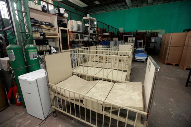 O governador Helder Barbalho considerou deteriorado o prédio e galpão do Departamento de Administração e Serviços (DAS) da Secretaria de Estado de Saúde do Pará (Sespa), durante visita técnica ao local na manhã desta sexta-feira (25). O objetivo foi verificar o estado atual da edificação, que requer um protocolo de intenções para reforma e readequação do espaço, em atividade desde a década de 1980.

FOTO: FERNANDO ARAÚJO / AG. PARÁ
DATA: 25.01.2019
BELÉM - PARÁ <div class='credito_fotos'>Foto: Fernando Araújo/Ag. Pará   |   <a href='/midias/2019/originais/1ceb0f0c-e5db-4423-8f6c-f3ab4d796038.jpg' download><i class='fa-solid fa-download'></i> Download</a></div>