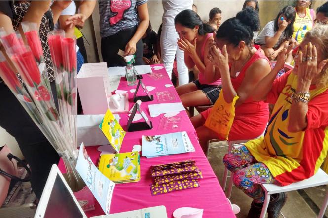 Em Ananindeua, moradoras do bairro Águas Lindas II tiveram uma manhã especial para comemorar o Dia Internacional da Mulher. O evento “Março Lilás – Tempo de cuidar de você”, promovido pela Companhia de Saneamento do Pará, ofereceu palestras sobre prevenção contra o câncer de colo de útero, violência contra a mulher e também oficinas de beleza. 

FOTO; ASCOM / COSANPA
DATA: 08.03.2019
BELÉM - PA <div class='credito_fotos'>Foto: ASCOM / COSANPA   |   <a href='/midias/2019/originais/1d00e9e4-714f-4ff2-bfe1-d26738abce98.jpg' download><i class='fa-solid fa-download'></i> Download</a></div>