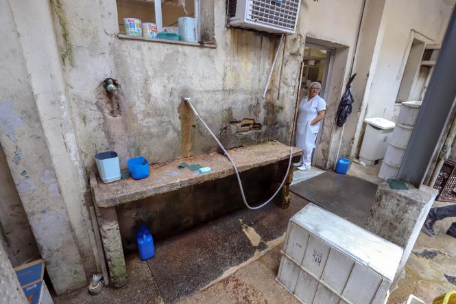 O governador do Estado e a primeira dama, Helder e Daniela Barbalho, consideraram inadequada e grave a situação estrutural e de atendimento do Hospital Ophir Loyola, durante visita na manhã desta terça-feira (12). A unidade de saúde é um centro de alta complexidade em oncologia no Pará e referência em neurocirurgia, nefrologia e transplantes. O hospital que realiza uma média de 3.500 atendimentos e de 325 internações mensais. Segundo Helder, que fez questão de estar presente para observar, ouvir e saber da realidade dos serviços de saúde para aqueles que necessitam do tratamento de combate ao câncer junto com seus familiares, a situação é dramática e inaceitável.

FOTO: MARCO SANTOS / AG. PARÁ
DATA: 12.02.2019
BELÉM - PARÁ <div class='credito_fotos'>Foto: Marco Santos / Ag. Pará   |   <a href='/midias/2019/originais/1d04ee65-f860-4e91-8439-7d42da003b55.jpg' download><i class='fa-solid fa-download'></i> Download</a></div>