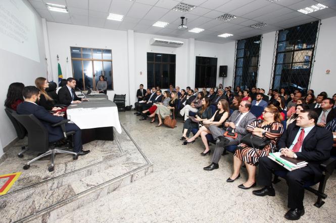 A Procuradoria Geral do Estado do Pará promoveu, na manhã desta sexta (25), uma reunião de integração com as unidades de consultoria jurídica da administração pública estadual. O evento ocorreu no auditório Edgar Olyntho Contente, na sede da PGE, e contou com a presença de procuradores do Estado, autárquicos e fundacionais; consultores jurídicos e advogados comissionados.

FOTO: WAGNER SANTANA / AG. PARÁ
DATA: 25.01.2019
BELÉM - PARÁ <div class='credito_fotos'>Foto: Wagner Santana / Ag. Pará   |   <a href='/midias/2019/originais/1d2c2a27-4eb9-489c-b1d0-28a2820700ad.jpg' download><i class='fa-solid fa-download'></i> Download</a></div>