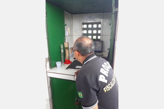 Agentes de fiscalização do Procon do Pará e da Agência Nacional de Petróleo (ANP) estiveram, na quarta-feira (17), em posto de gasolina localizado na Avenida Mário Covas, que possivelmente estaria comercializando combustível adulterado. A operação ocorreu após um consumidor divulgar, nas redes sociais, um vídeo afirmando que o combustível que havia comprado no local estaria adulterado.

FOTO: DIVULGAÇÃO
DATA: 18.04.2019
BELÉM  - PARÁ <div class='credito_fotos'>Foto: Divulgação   |   <a href='/midias/2019/originais/1d382d2d-fed6-4087-bee0-8c1eff4b4862.jpg' download><i class='fa-solid fa-download'></i> Download</a></div>