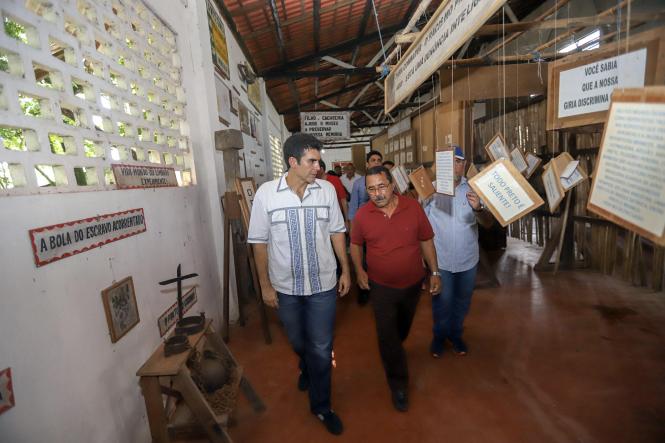 Depois de passar por Salvaterra e Soure, no Marajó, o governador Helder Barbalho foi até o município de Cachoeira do Arari, onde ocorria, neste domingo (20), a festividade de São Sebastião, considerado como o padroeiro dos vaqueiros do Marajó. No local, o governador visitou, acompanhado pelo prefeito Jaime Barbosa, secretários de Estado e deputados estaduais e federais, o Museu do Marajó, fechado para o público desde dezembro do ano passado por conta de problemas apontados pelo Corpo de Bombeiros. Lá, o chefe do Executivo Estadual assinou um protocolo de intenções com a prefeitura municipal e a presidência do Museu do Marajó, para viabilizar a adequação e recuperação do imóvel que abriga a instituição.

FOTO: MARCO SANTOS/AGÊNCIA PARÁ
DATA; 20.01.2019
CACHOEIRA DO ARARI - PARÁ <div class='credito_fotos'>Foto: Marco Santos / Ag. Pará   |   <a href='/midias/2019/originais/1d446b6a-6b8d-49d0-8319-c7bad841c84c.jpg' download><i class='fa-solid fa-download'></i> Download</a></div>