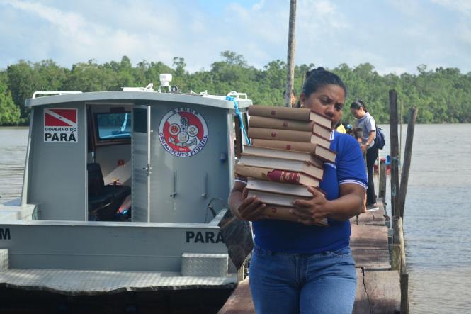Alimentos não perecíveis, roupas, calçados, brinquedos e livros foram entregues (foto) a moradores ribeirinhos pela Secretaria de Estado de Segurança Pública e Defesa Social (Segup), por meio do Grupamento Fluvial (Gflu), e apoio do movimento de voluntários denominado Grupo de Coração. A entrega aconteceu na manhã desta sexta-feira, 4, partindo da sede do Grupamento até a ilha Urubuoca, localizada na frente do Distrito de Icoaraci. Cerca de 25 famílias se beneficiaram com a ação. Todas elas possuem crianças ou jovens inseridos no projeto social Ribeirinho da Paz, promovido há oito anos pelo Gflu em parceria com a Companhia Fluvial. 

FOTO: ELIELSON MODESTO / ASCOM SEGUP
DATA: 04.01.2019
ICOARACI - PARÁ <div class='credito_fotos'>Foto: Elielson Modesto / Ascom Segup   |   <a href='/midias/2019/originais/1d6f1a07-953e-4953-8f80-5176346884bc.jpg' download><i class='fa-solid fa-download'></i> Download</a></div>